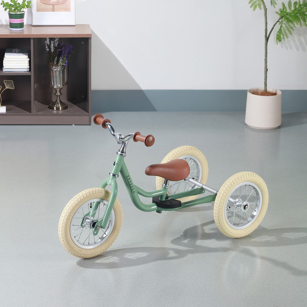 Groene 2-in-1 loopfiets met naamstickerset van Køvapää – geschikt vanaf 1,5 jaar.