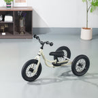 Køvapää krijtgrijze 2-in-1 loopfiets in huiselijke setting gefotografeerd