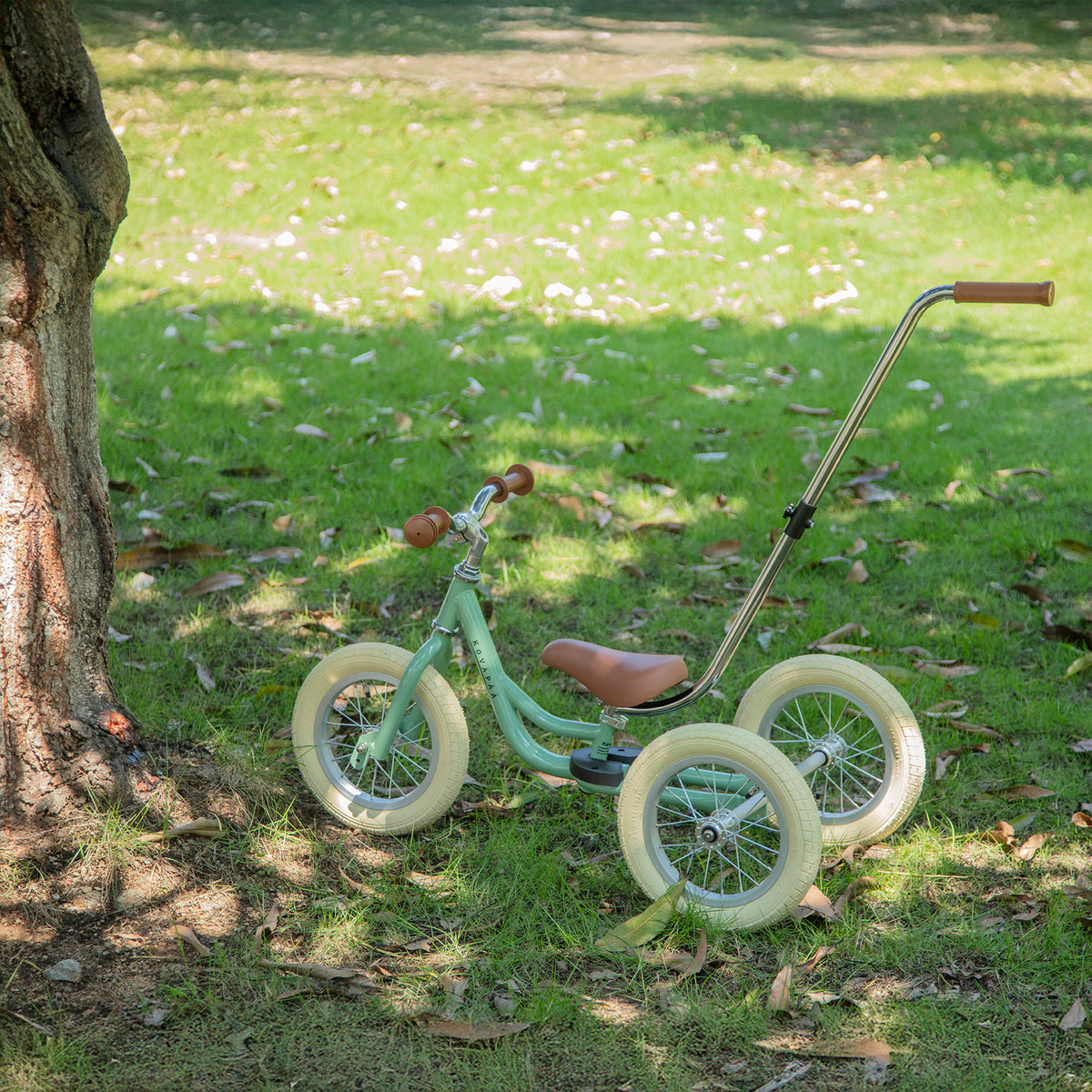 groene Køvapää 2-in-1 loopfiets buiten in het gras gefotografeerd