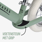 close-up van voetensteun op groene Køvapää loopfiets