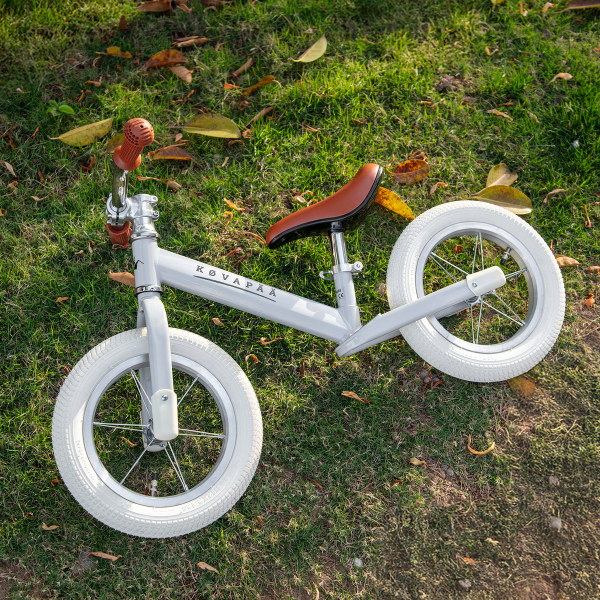Køvapää loopfiets grijs buiten gefotografeerd in het gras