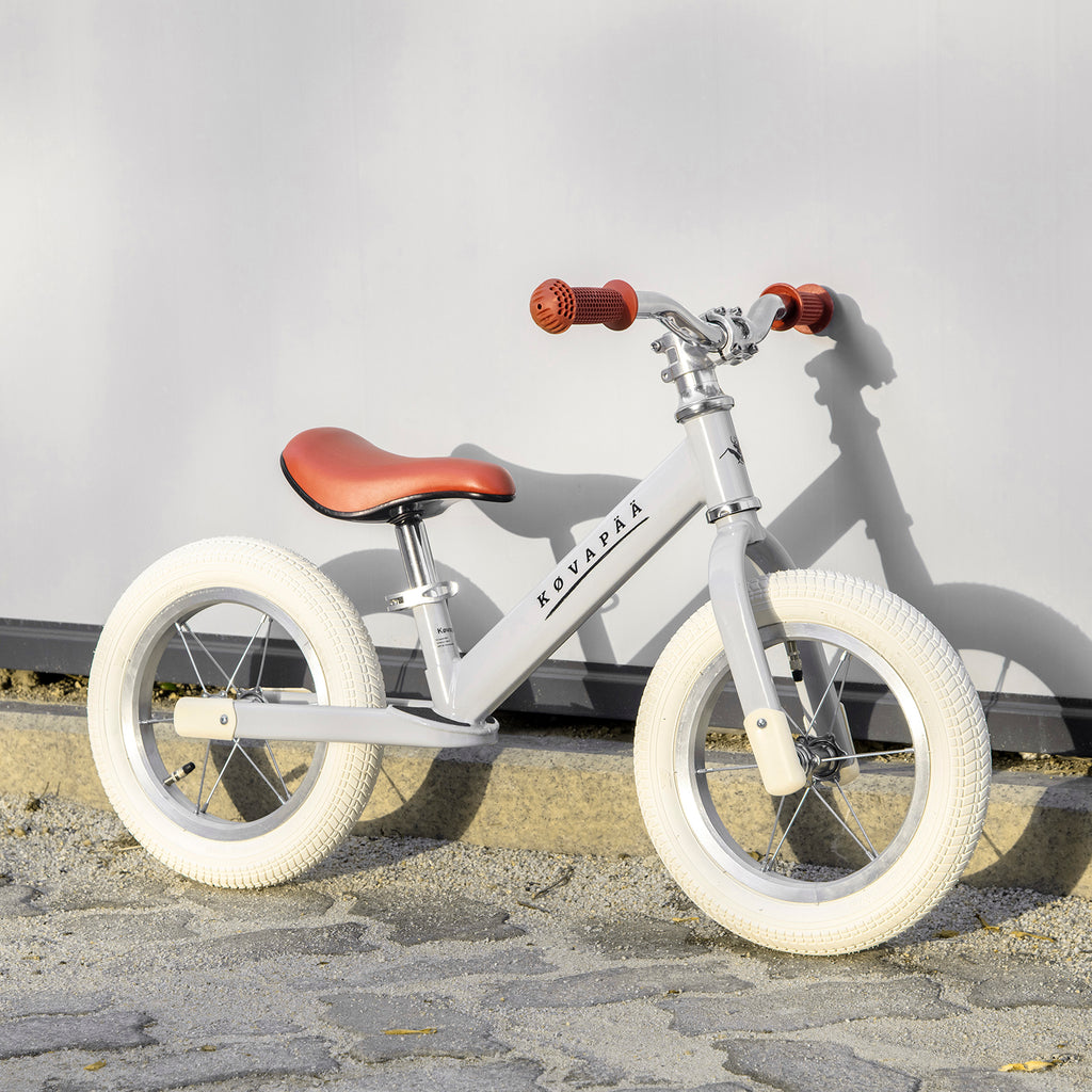 sfeervolle buitenscène met grijze Køvapää loopfiets