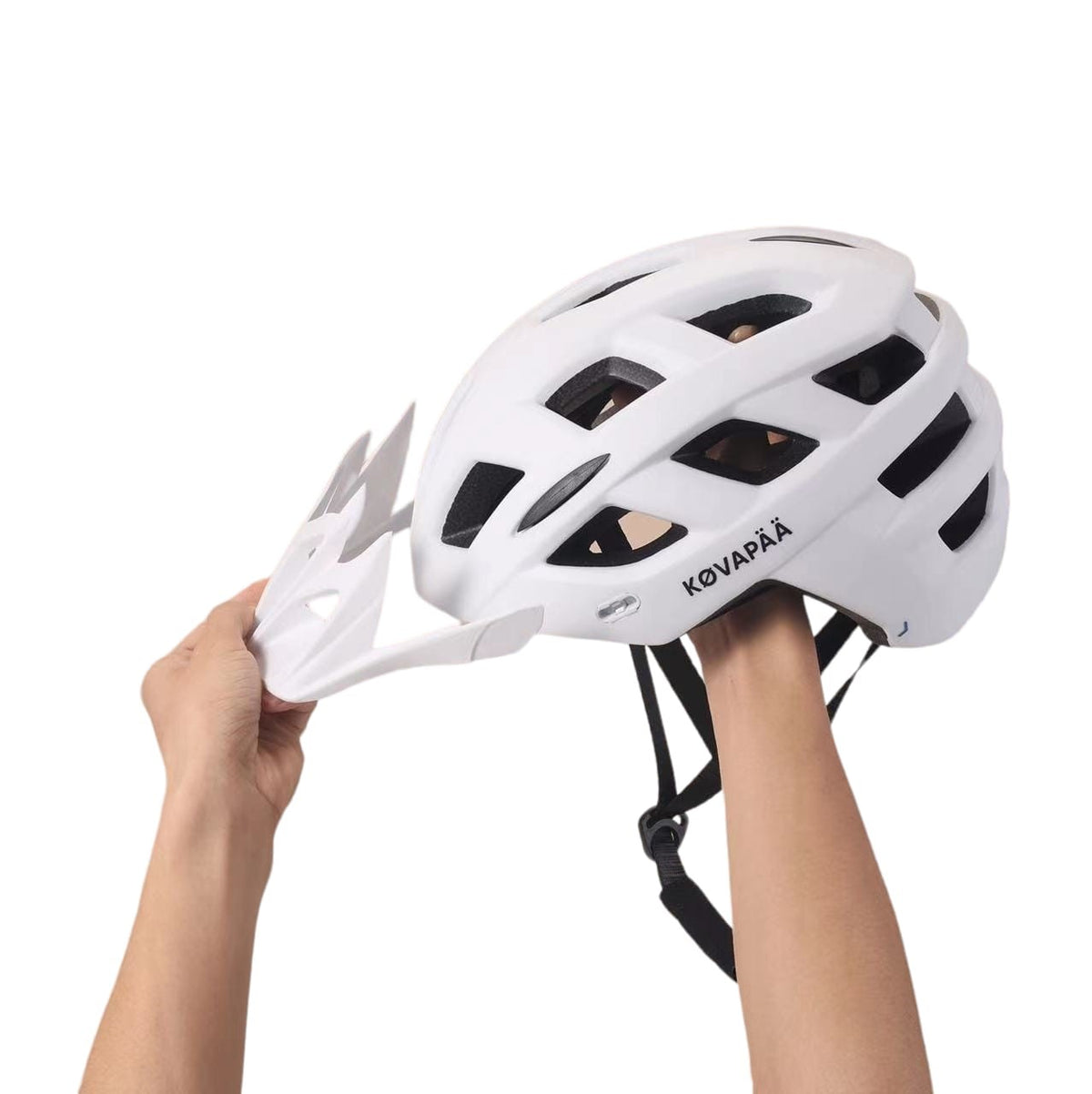 detail van witte Køvapää Tolva helm met geïntegreerd vizier