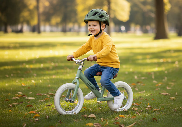 kind fietst buiten op groene Køvapää loopfiets