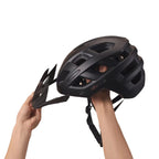 detail van zwarte Køvapää Tolva helm met geïntegreerd vizier