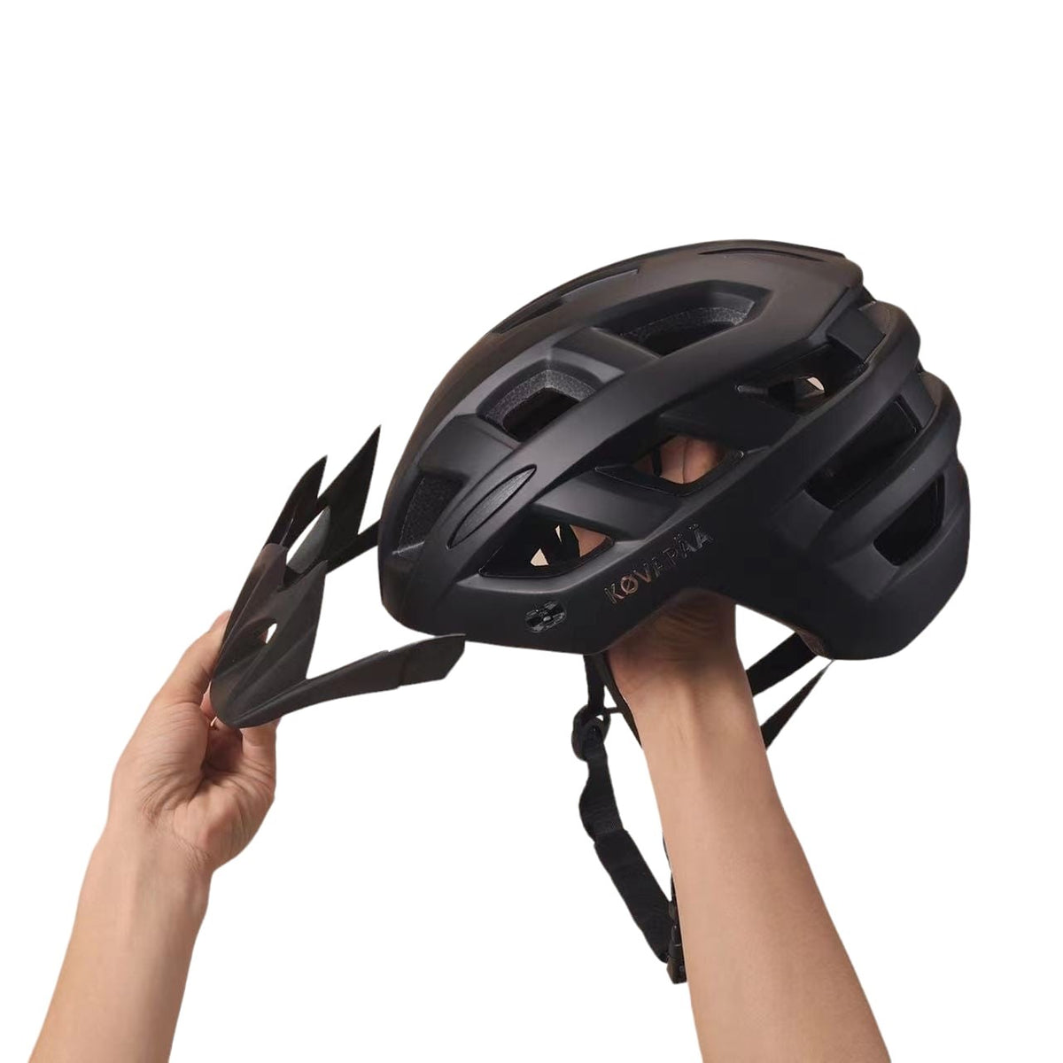 detail van zwarte Køvapää Tolva helm met geïntegreerd vizier