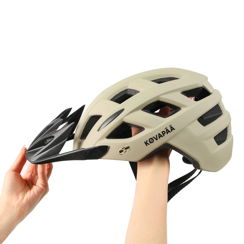 detail van zandkleurige Køvapää Tolva helm met geïntegreerd vizier