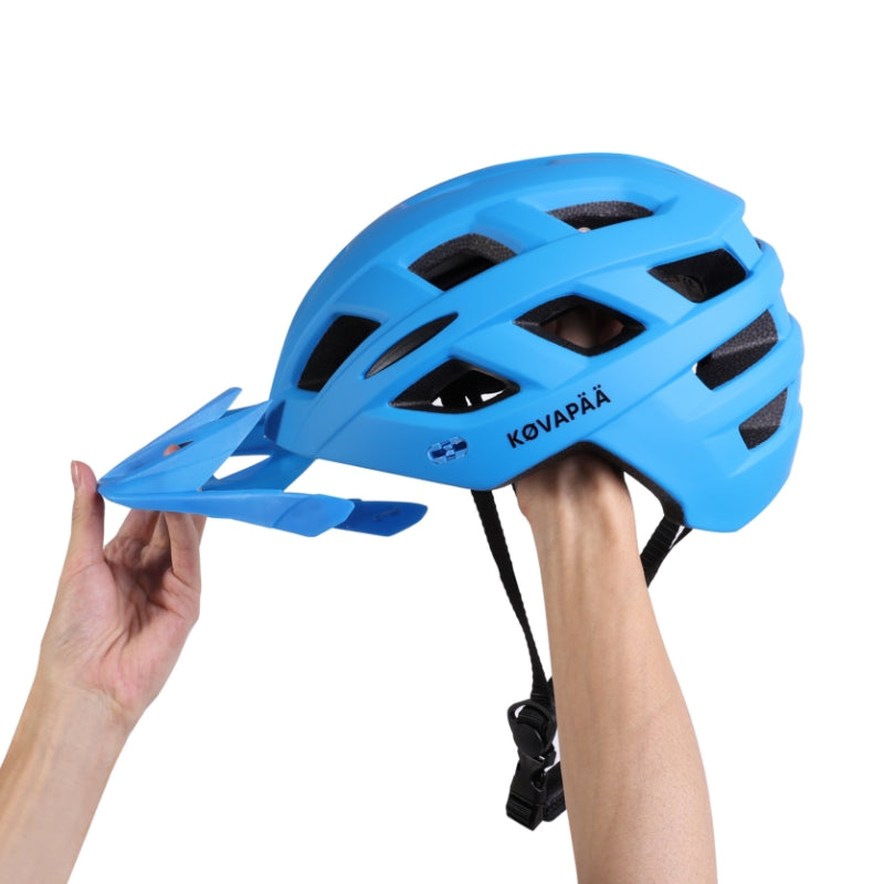 detail van blauwe Køvapää Tolva helm met geïntegreerd vizier